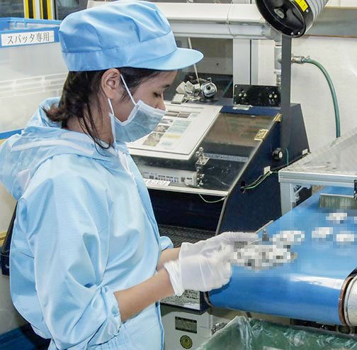 スパッタリングの作業の様子